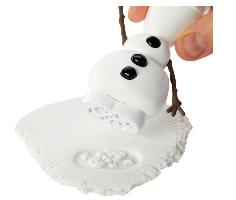 मैटेल डिज़्नी फ्रोजन एल्सा फैशन डॉल और सैंड सेट, जिसमें ओलाफ की आकृति, मोल्ड करने योग्य "बर्फ" वाली रेत और 4 स्टैम्पर शामिल हैं। यह सेट डिज़्नी फिल्म से प्रेरित है और एल्सा और ओलाफ के रोमांच का प्रतीक है।